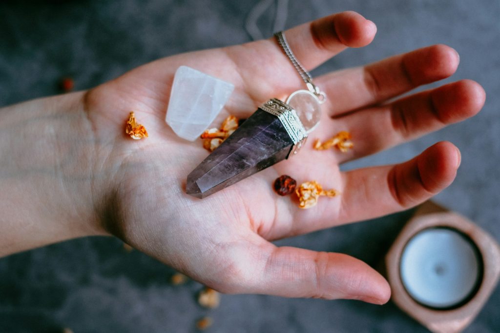 how to meditate with crystals