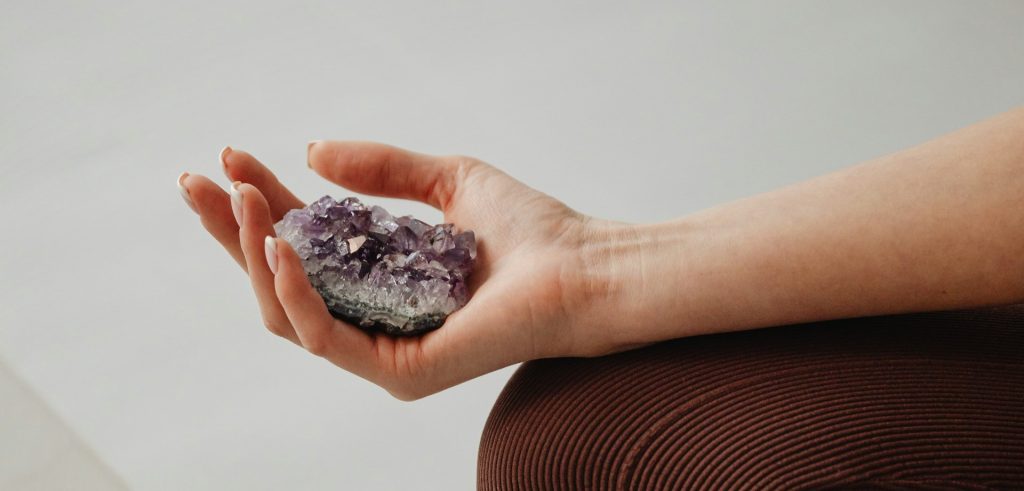 how to meditate with crystals